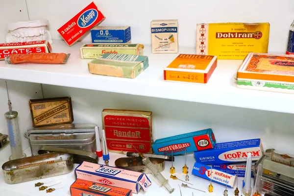Farmacia Viejos Medicamentos Exhibición —  Fotos de Stock