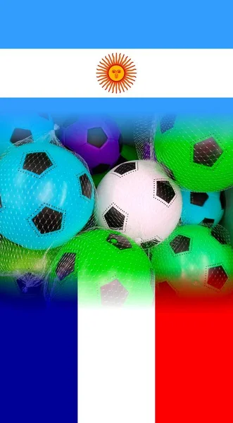 カラフルなサッカーボールでフランスとアルゼンチンの旗 — ストック写真