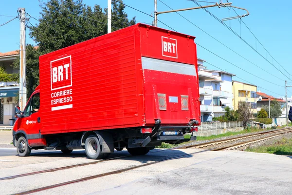 Италия Brt Bartolini Express Courier Грузовик Движении Железнодорожном Перекрестке Brt — стоковое фото