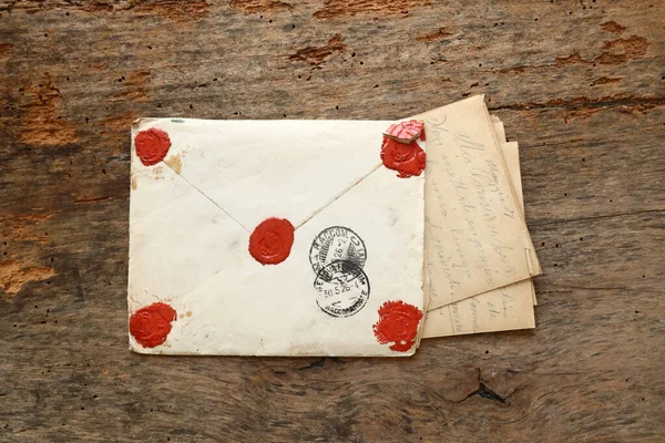 ローマ イタリア 2022年3月15日 1800年代の木製の背景に古い封筒と手紙 — ストック写真