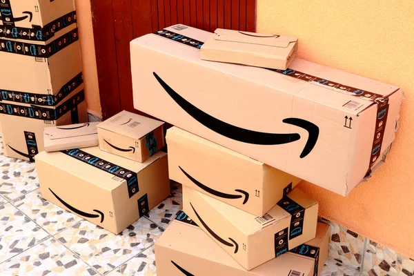 Amazon Csomagok Dobozok Szállítása Ajtóhoz — Stock Fotó