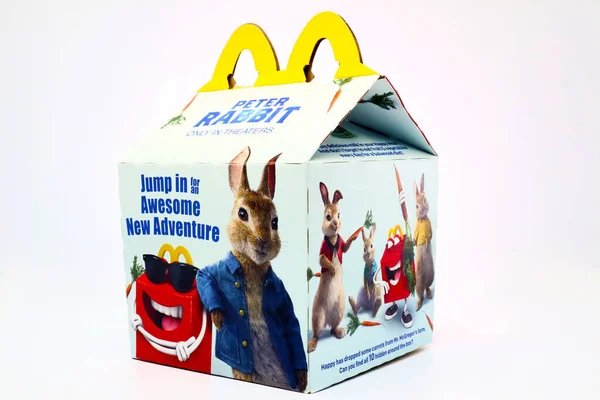 カリフォルニア州ロサンゼルス2019年12月2日 Peter Rabbit 2018 Animated Filmのマクドナルドハッピーミール段ボール箱 マクドナルドはファーストフードレストランチェーンです — ストック写真