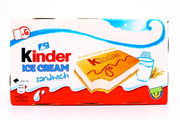 Pescara, İtalya 7 Mayıs 2020 Kinder Sandviç Dondurması. Kinder, Ferrero 'nun bir gıda ürünüdür. Kinder Dondurması, Ferrero ve Unilever arasındaki bir işbirliğidir.