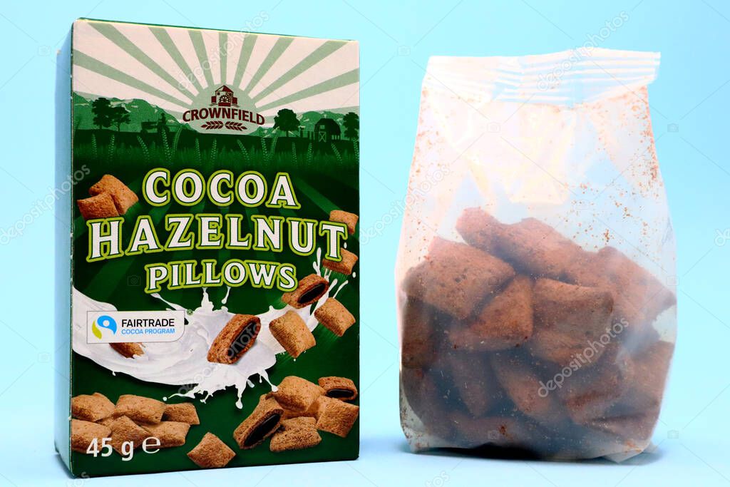 Pescara, Italia 10 de febrero de 2021 CROWNFIELD Cocoa Hazelnut Pillows Cereales vendidos por