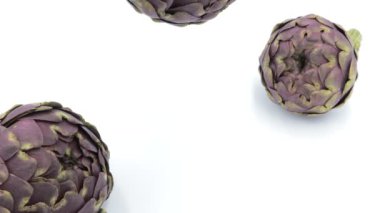 Beyaz arkaplanda taze organik enginarlar