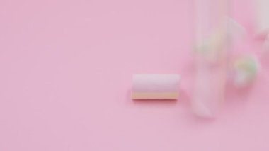 Pembe arka planda renkli marshmallowlar