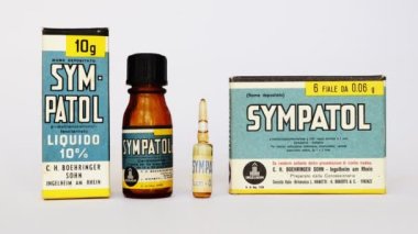 Roma, İtalya 22 Şubat 2022: 1950 'lerin antika Adrenalin tüpleri ve damla şişesinin türevi. Kan dolaşımını iyileştirmek için kardiyonik ve analeptik. C.H. BOEHRINGER SOHN Ingelheim am Rhein