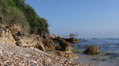 Trabocchi kıyısında, Trabocco Marina di San Vito Chietino 'da. Trabocco, İtalya 'nın Abruzzo kentinde, Adriyatik Denizi' nin tipik bir örneği olan geleneksel ahşap balıkçı evidir.