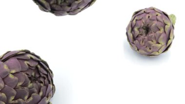 Beyaz arkaplanda taze organik enginarlar