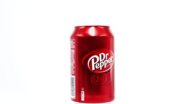 Roma, İtalya - 25 Aralık 2022: Dr Pepper yapabilir. Şekerli ve şalterli gazlı içecek.
