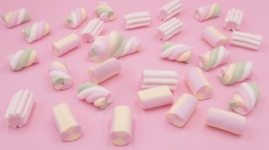 Pembe arka planda renkli marshmallowlar