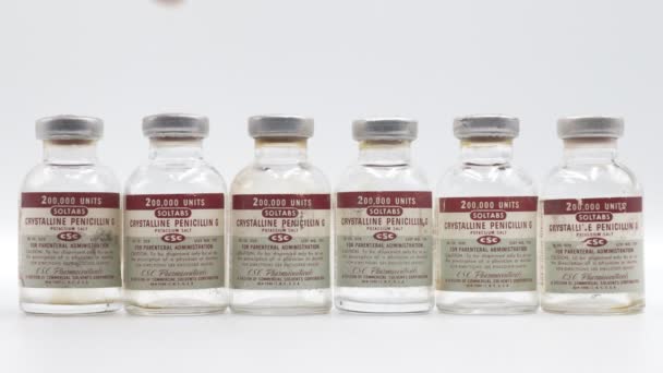 Rom Italien November 2021 Vintage 1951 Injektionsflaska Penicillin Tillverkad Csc — Stockvideo