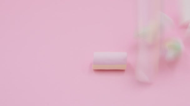 Marshmallows Coloridos Fundo Rosa — Vídeo de Stock