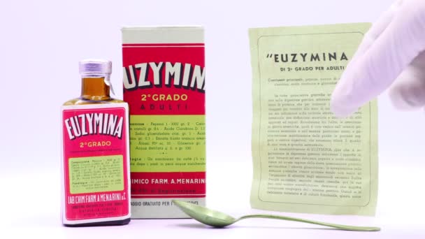 意大利佩斯卡拉 2019年4月18日 治疗胃炎的老药Euzymina Menarini在20世纪50 60年代的产品 Menarini集团是一家意大利制药公司 — 图库视频影像