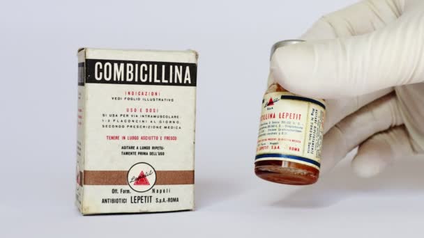 Рим Италия Февраля 2022 Года Пенициллин Combicillina Произведенный Италии Антибиотиками — стоковое видео