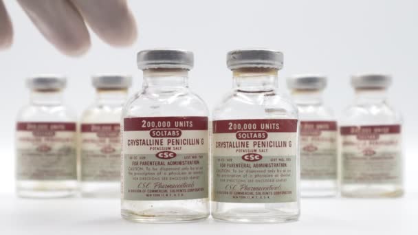 2021年11月12日 意大利罗马 1951年美国纽约州纽约市Csc药厂分公司生产的Penicillin Vial — 图库视频影像