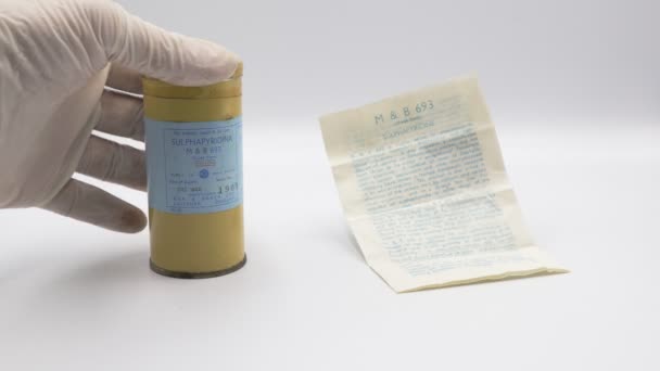 意大利佩斯卡拉 2019年4月7日 1943年古董药Sulphapyridina 693 由英国May和Baker Ltd 生产的B693被用来治疗温斯顿丘吉尔的细菌性肺炎 — 图库视频影像