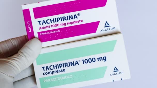 ローマ イタリア 2022年2月10日 タチピリーナのオキュレーションと錠剤の箱 タチピラミナにはパラセタモール 発熱や痛みを治療するために使用される薬が含まれています イタリアのアンジェリーニファーマによって製造 — ストック動画