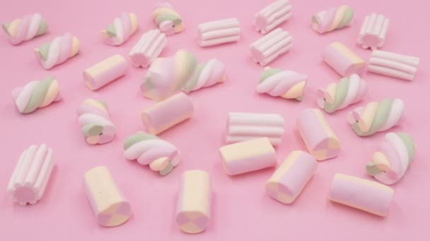 ピンクの背景にカラフルなマシュマロ — ストック動画