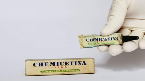 2022年3月3日 意大利米兰 20世纪50年代的Chemicetina Erba 用于治疗鼻炎的鼻腔药膏 Carlo Erba Milan 意大利 — 图库视频影像
