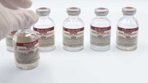 2021年11月12日 意大利罗马 1951年美国纽约州纽约市Csc药厂分公司生产的Penicillin Vial — 图库视频影像