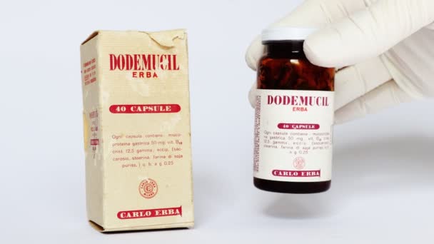 Milano Marzo 2022 Vintage 1950 Dodemucil Erba Capsule Medicali Con — Video Stock