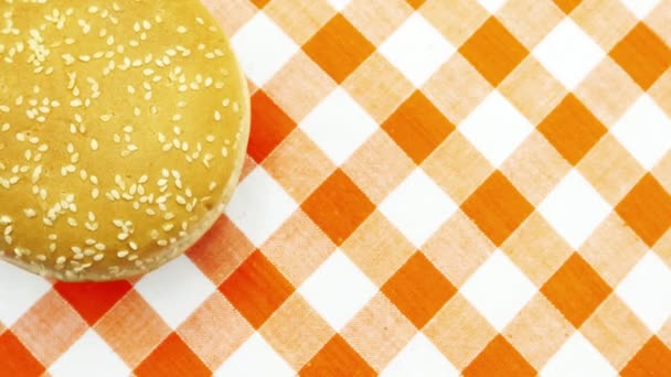 Masa Örtüsünde Susamlı Hamburger Ekmeği — Stok video