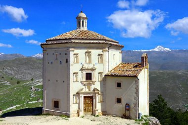 İtalya 'nın Abruzzo kentindeki Rocca Calascio kalesine yakın Santa Maria Della Piet