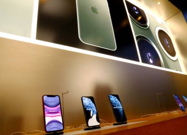 Los Angeles, Kaliforniya - 10 Ekim 2019: Los Angeles 'taki Apple Store' da yeni iPhone 11