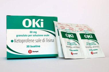 Roma, İtalya 16 Ağustos 2022: Ketoprofen lizin çözeltisi içeren OKI ilacı. Steroidal olmayan antienflamatuar çeşitli koşullarda ağrıyı azaltmak için kullanılır. Oki bir Domp markası, İtalya.