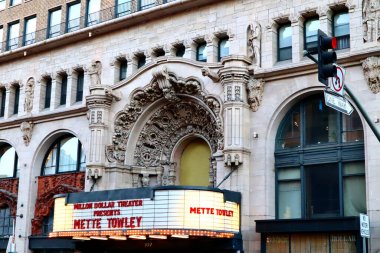 Los Angeles, Kaliforniya - 3 Ekim 2019 Los Angeles şehir merkezindeki Milyon Dolarlık Tiyatro, ABD 'de inşa edilen ilk film saraylarından biri.