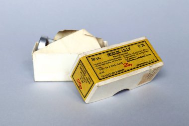 Roma, İtalya 13 Kasım 2021: 1930 'ların vintage Lilly U-20, 10 cc, 200 birim. Eli Lilly Şirketi, Indianapolis - ABD