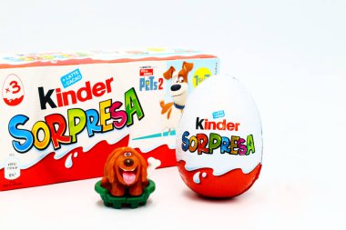 Pescara, İtalya 28 Kasım 2019 Kinder Sürpriz Çikolata Yumurtaları. Kinder Surprise, Ferrero tarafından İtalya 'da üretilen bir üründür.