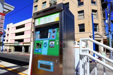 LONG BEACH Los Angeles, California - 5 Ekim 2019: Long Beach şehir merkezindeki Blue Line Metro İstasyonu 'ndaki Bilet Makinesinin görüntüsü