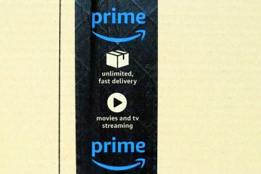 Amazon paket kutusu teslimatı 