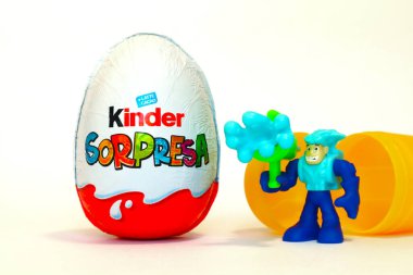 Alba, İtalya 11 Mart 2021: Kinder Sürpriz Çikolata Yumurtaları. Kinder Surprise, Ferrero tarafından İtalya 'da üretilen bir üründür.