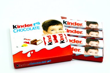Pescara, İtalya 11 Ağustos 2019: Kinder Çikolata Çubukları. Kinder, Ferrero tarafından İtalya 'da üretilen bir üründür.