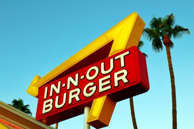 Hollywood, California - 6 Ekim 2019 Hollywood Sunset Bulvarı 'nda In-N-Out BURGER. Öncelikli olarak Güneybatı ve Pasifik Sahili 'nde konumları olan Amerikan Fast Food Restoranlar zinciri.