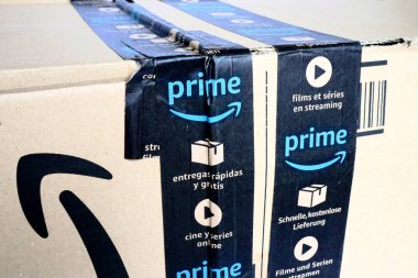 Amazon paket kutusu teslimatı 