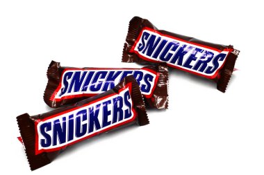 Roma, İtalya 9 Kasım 2021: Snickers çikolataları beyaz arka planda izole edildi. Samanyolu, Mars Anonim Şirketi 'nin bir markasıdır.