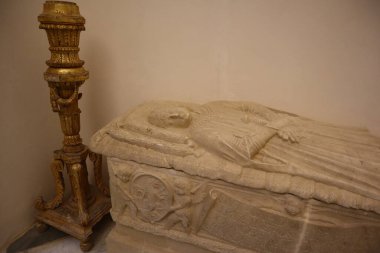 Agrigento, Sicilya (İtalya) - 5 Temmuz 2022: San Gerlando Katedrali 'nin içindeki mermer lahitin ayrıntılı görünümü