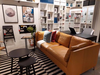 San Giovanni Teatino, İtalya 26 Nisan 2022: İtalya 'daki IKEA mağazasının iç görünümü. Ikea dünyanın en büyük mobilya perakendecisi ve mobilya montajı için hazır satıyor. İnsan Yok