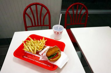 Los Angeles, California - 10 Ekim 2019: In-N-Out Burger Hamburger ve patates kızartması fast-food restoranının içindeki masada bir tepside.