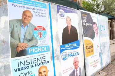 Pescara, İtalya - 7 Mayıs 2019: EUROPEAN PARLIAMENT VE ADMINISTRATIVE ELEKsiyonları İçin Seçim Duvarı Posterleri 26 Mayıs 2019