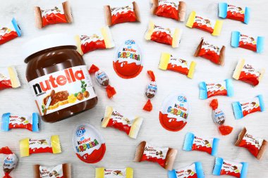Pescara, İtalya 20 Temmuz 2019: Nutella, Kinder Surprise, Kinder mini barları, mini Bueno ve Schoko-Bons çikolataları Ferrero tarafından İtalya 'da yapıldı..