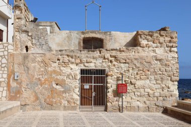 Trapani, Sicilya (İtalya) - 4 Temmuz 2022: Saint Liberale Kilisesi (Chiesa di San Liberale) 1600 civarında inşa edilen balıkçı korollarinin koruyucu azizine adanmıştır.