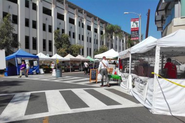 BEVERLY HILLS, California - 16 Eylül 2018: Beverly Hills Çiftçi Pazarı Civic Center Drive