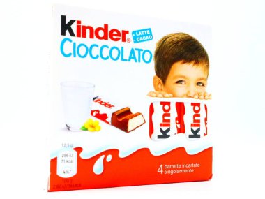 Pescara, İtalya 11 Ağustos 2019: Kinder Çikolata Çubukları. Kinder, Ferrero tarafından İtalya 'da üretilen bir üründür.