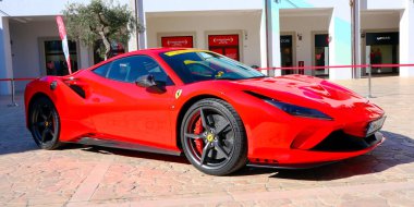 Citta Sant 'Angelo, İtalya 8 Nisan 2022 Ferrari F8 haracı. Ferrari, İtalya 'nın Maranello şehrinde bulunan lüks bir İtalyan spor arabasıdır.