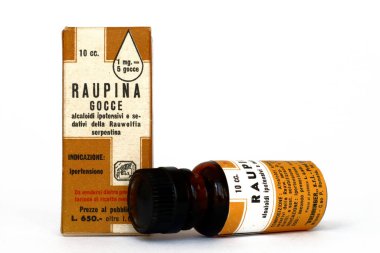 Roma, İtalya 22 Şubat 2022: 1950 'lerin klasik RAUPINA hapları Rauwolfia Serpentina Alkaloids ile hipertansiyon tedavisi için. BOEHRINGER SRI. - Milan (İtalya)
